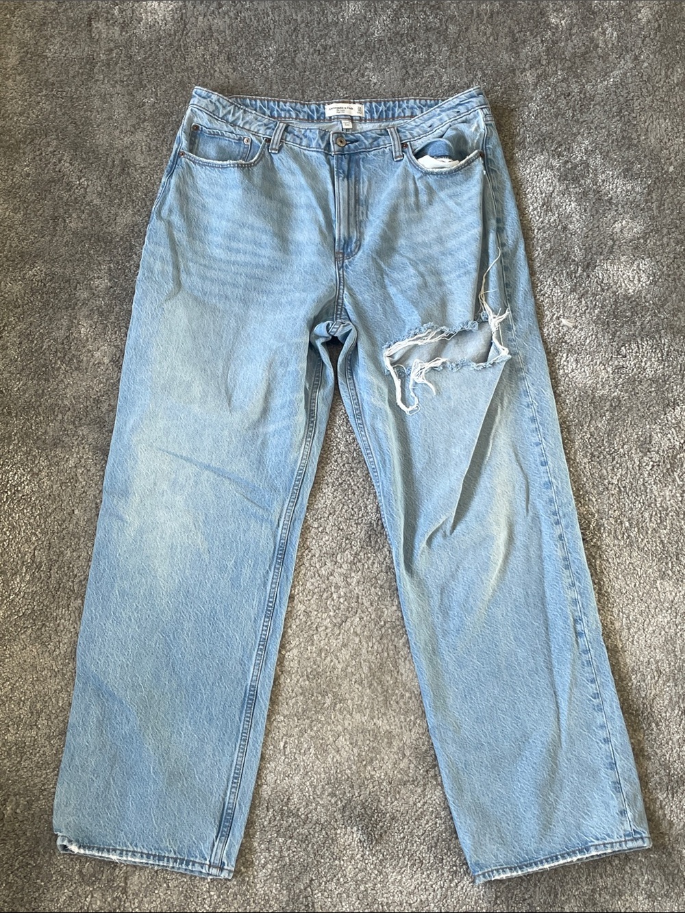 EC Abercrombie & Fitch The Loose High Rise Light Wash Jeans - Size 16L